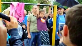 Маленькая силачка на турнике - смотреть видео (2:39)