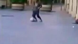 Невероятный трюк футболиста! - смотреть видео (0:11)