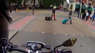 Мотоциклист подгоняет пешеходов - смотреть видео (0:53)