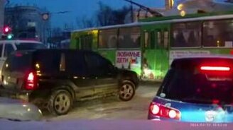 Подтолкнули троллейбус - смотреть видео (2:01)