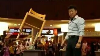 Человек, который находит равновесие во всём - смотреть видео (2:30)