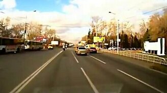 ГАИшник подвинул ГАЗель - смотреть видео (0:13)