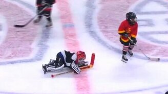 Помогли маленькому вратарю - смотреть видео (0:43)