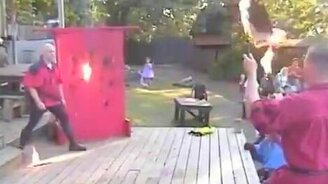 Поймал горящий факел - смотреть видео (0:42)