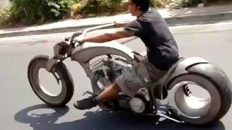 Мото-монстр без спиц и оси - смотреть видео (2:08)