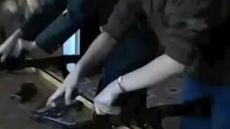 Девушка собирает АК-47 - смотреть видео (0:33)