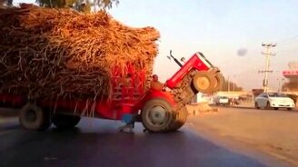 Поставил трактор на дыбы - смотреть видео (0:21)