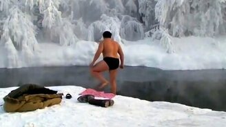 Искупнулся в -50 градусов - смотреть видео (1:15)