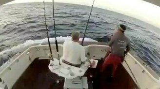 У рыбаков паника - смотреть видео (0:50)