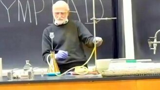 Увлечённый учитель химии - смотреть видео (2:57)