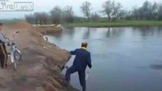 Обычная рыбалка в деревне - смотреть видео (1:05)