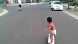 В 2 года на скейтборде - смотреть видео (0:49)