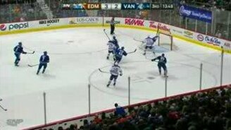 Удачный жест хоккейного вратаря - смотреть видео (0:32)