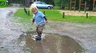 Пацанчик изучает лужу - смотреть видео (1:13)