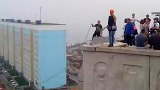 Разыграли девушку во время прыжка - смотреть видео (1:18)
