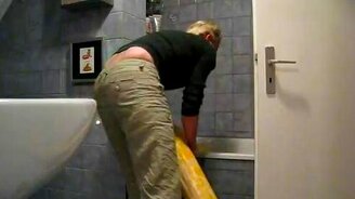 Купаем змею - смотреть видео (1:55)