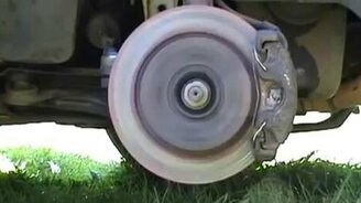 Нажал одновременно газ и тормоз - смотреть видео (1:33)