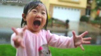 Ребёнок радуется дождю - смотреть видео (2:27)