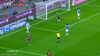 Вратарь забил себе гол - смотреть видео (1:03)