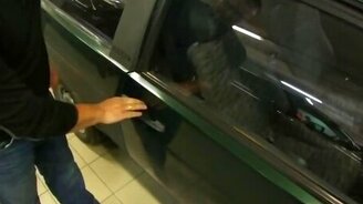 Как достать ключи из машины - смотреть видео (1:15)