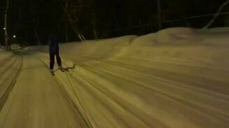 На лыжах по городским дорогам - смотреть видео (2:11)