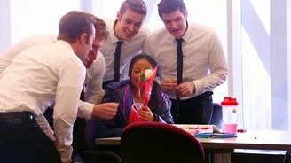 Парни удивляют девушек - смотреть видео (3:13)