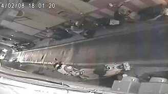 Водитель на узкой улочке - смотреть видео (1:58)