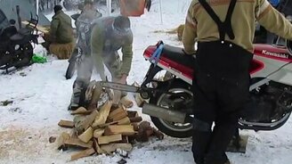 Колка дров мотоциклом - смотреть видео (0:19)
