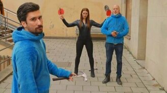 Смертельный трюк с молотками - смотреть видео (0:32)