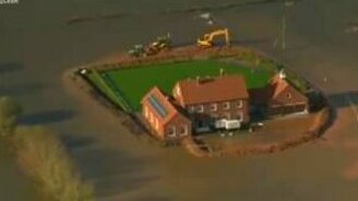 Спасает свой дом от наводнения - смотреть видео (1:21)