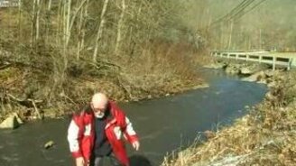 Неожиданно упал в реку - смотреть видео (0:53)