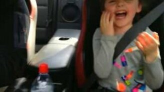 Прокатил дочуру на спорткаре - смотреть видео (1:36)