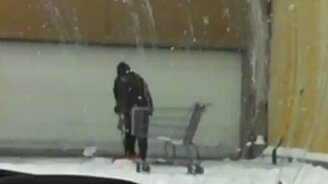 Американец чистит снег - смотреть видео (0:54)