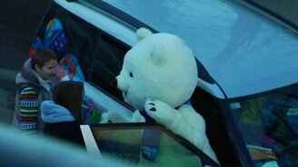 Как непросто быть олимпийским медведем - смотреть видео (1:45)