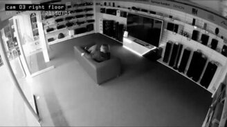 Уснул в магазине - смотреть видео (0:51)