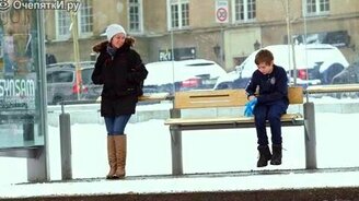 Социальный эксперимент с мальчиком на остановке - смотреть видео (2:28)