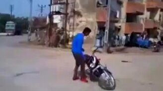 Байкер и его тёлки - смотреть видео (0:30)