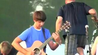 Искусная игра на акустической гитаре - смотреть видео (2:13)