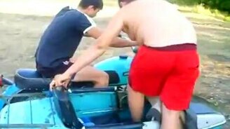 Сельский трюк на мотоцикле - смотреть видео (0:50)