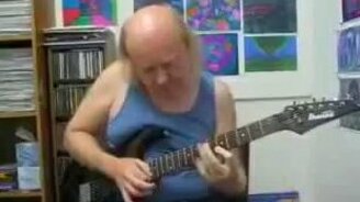 Лютый пожилой гитарист - смотреть видео (2:04)