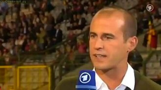 Пугливый футбольный репортёр - смотреть видео (0:15)