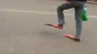 Мужчина в ластах зимой - смотреть видео (0:45)