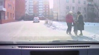 Вежливый мальчуган-пешеход - смотреть видео (0:23)