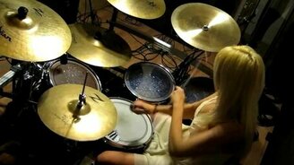 Блондинка барабанщица - смотреть видео (2:18)
