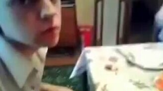 Неудачно открыл шампанское - смотреть видео (0:23)