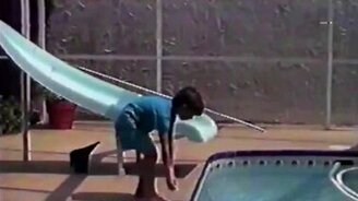 Подлый котяра и мальчуган - смотреть видео (0:18)