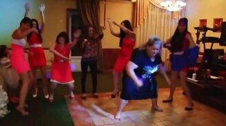 Суровая баба на танц-поле - смотреть видео (0:22)