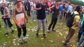 Танцы могут быть нелепыми... - смотреть видео (0:48)