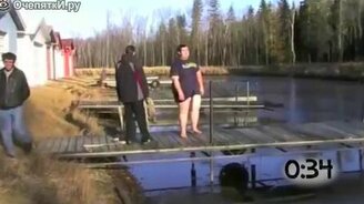 Прыжки в ледяную воду - смотреть видео (0:54)