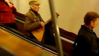 Пожилой балалаечник в метро - смотреть видео (1:09)